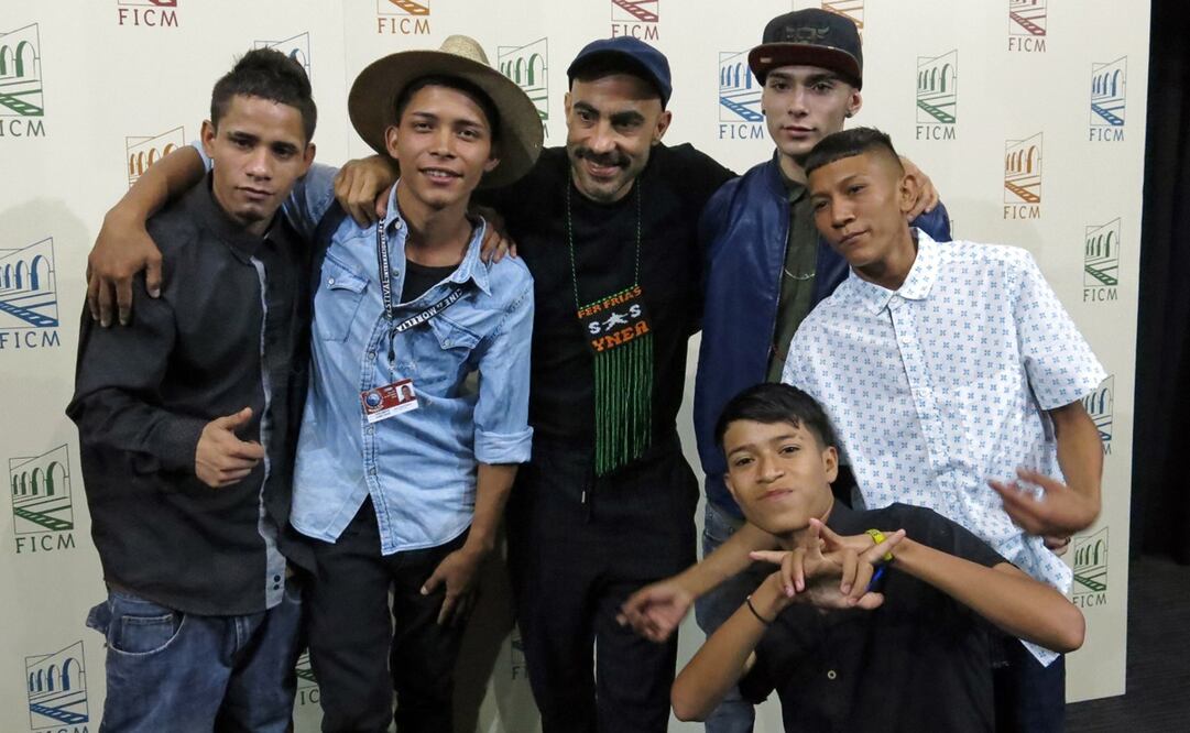 Fernando Frías con el elenco de "Ya no estoy aquí". Foto: AP/Berenice Bautista, archivo