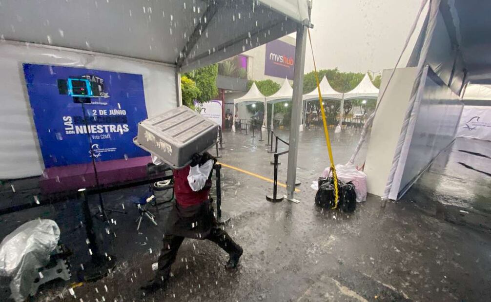 Mientras los simpatizantes esperan a los candidatos, la lluvia comienza a caer. Foto: Alberto Acosta. EL UNIVERSAL