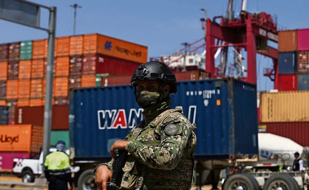 Personal del Ejército y la Guardia Nacional han asegurado en lo que va del año 192 contenedores de mercancía apócrifa o piratería en Manzanillo. Foto: Berenice Fregoso / EL UNIVERSAL