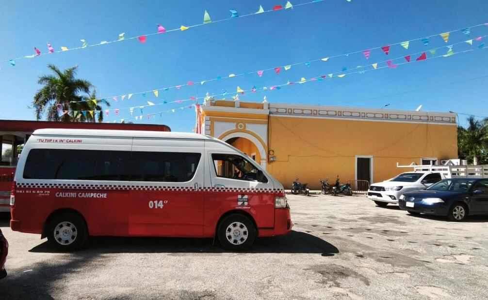 El Ayuntamiento de Calkiní se sumó a la coordinación facilitando transporte y apoyo logístico para que los familiares se trasladen a la ciudad de Mérida(14/09/2025). Foto: Especial