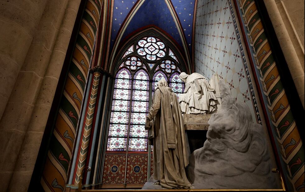 “Es sublime”, aseguró el mandatario al descubrir la catedral, que consideró como “mucho más acogedora” tras la limpieza de la suciedad acumulada durante décadas en sus piedras. Foto: AP