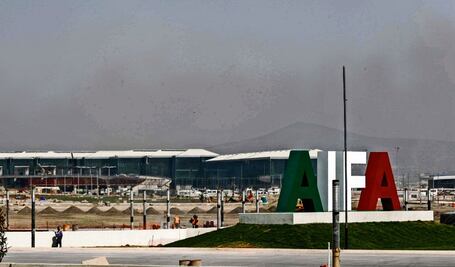 Premia AMLO con ascensos a ingenieros militares que participaron en Tren Maya y AIFA