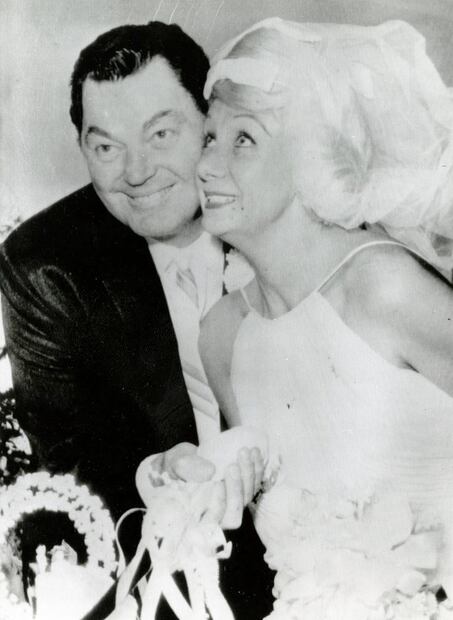 El actor Johnny Weissmuller, de 57 años, antiguo Tarzán de la pantalla, se casó con la actriz bávara María Brock, de 42 años, en el Dunes Hotel de Las Vegas, Nevada. Fue el quinto matrimonio de Weissmuller y el cuarto de la novia. Foto: Agencia.