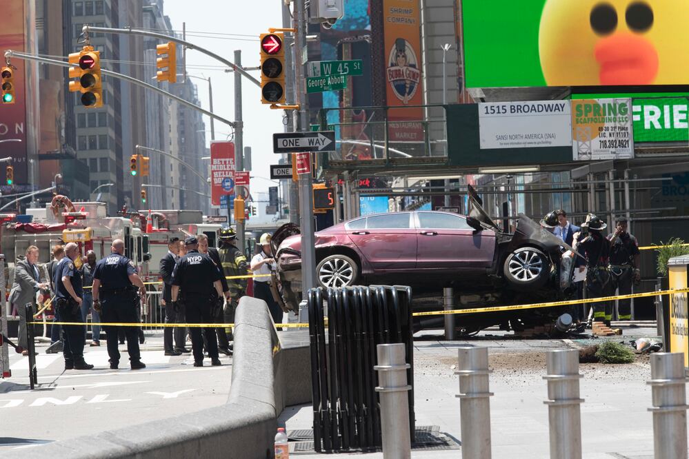 Un vehículo que iba a alta velocidad atropelló el jueves a varios peatones en una vereda de Times Square, en Nueva York, un hecho que dejó al menos un muerto y 12 heridos y que, según autoridades, no tiene relación con el terrorismo. (Foto: AP)