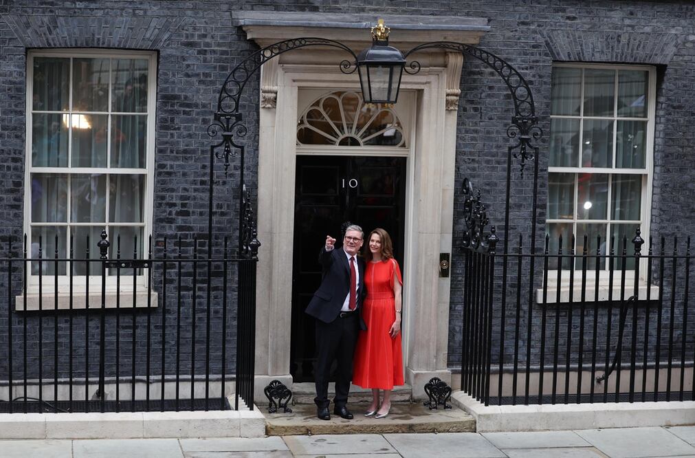 El nuevo primer ministro británico, Keir Starmer, y su esposa Victoria Starmer, posan en las escaleras del número 10 de Downing Street en Londres. Foto: EFE