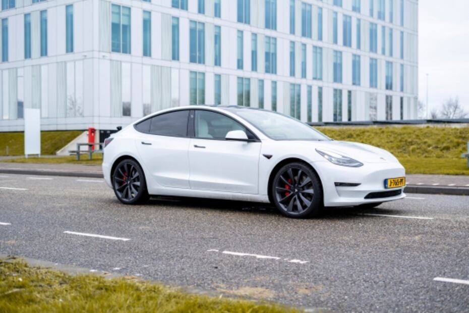 Youtuber arregla un Tesla Model 3 por sólo 700 dólares y este es el resultado