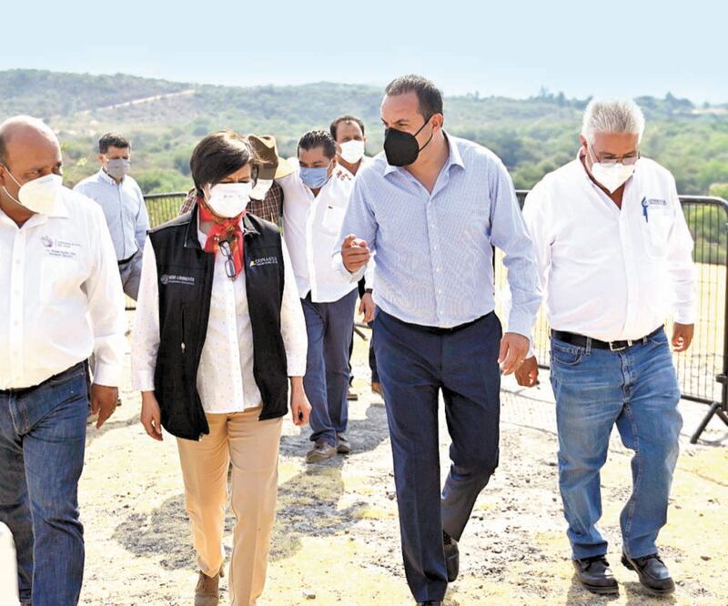El gobernador Cuauhtémoc Blanco (seg. de der. a izq.) y autoridades de la Conagua acudieron ayer a la entrega de obras.