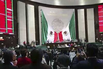 "¡Sí se pudo!", Diputados celebran eliminación de fuero al Presidente