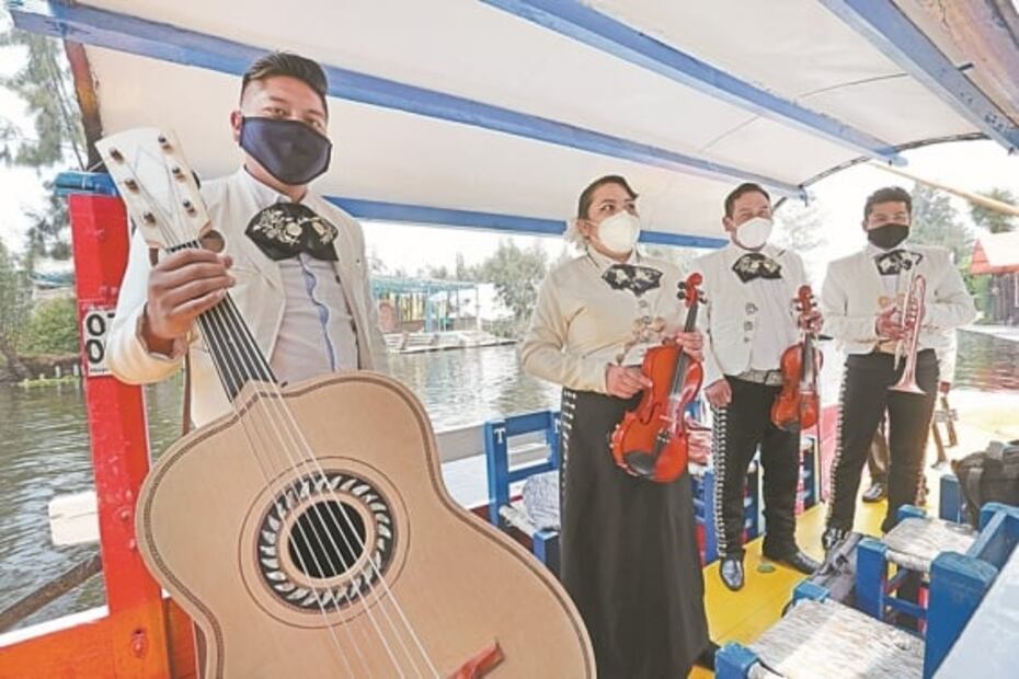 Con música reanudan paseos en trajineras de Xochimilco