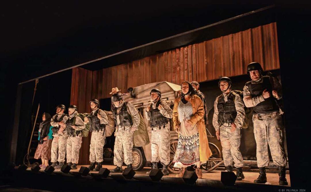 La versión que Luis de Tavira hizo de Madre Coraje y sus hijos, el clásico de Bertolt Brecht, sucede en los paisajes desérticos de Ciudad Juárez, en medio de un clima de violencia entre los cárteles y la Guardia Nacional. Foto: Pili Pala