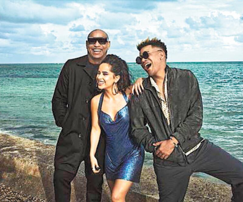 El video, lanzado ayer, hace una metáfora de la historia de Cenicienta. Foto: SONY MUSIC