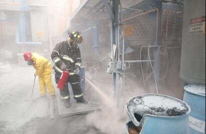 Reportan nube tóxica tras corto circuito y conato de incendio en fábrica de Azcapotzalco