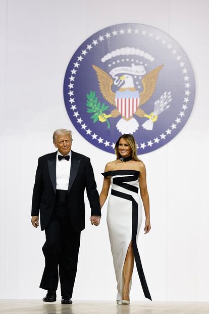 Melania Trump eligió un vestido con escote palabra de honor para asistir al baile inaugural. Foto: EFE