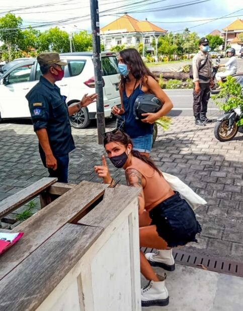 Si no usas cubrebocas, en esta isla la policía te obliga a hacer lagartijas