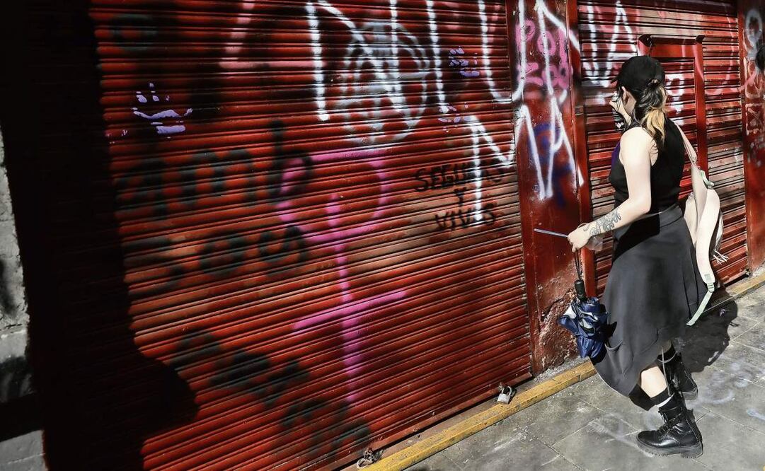 Los participantes en marchas en el Centro Histórico suelen afectar a los establecimientos, denuncian. (20/03/2025) Foto: Sáshenka Gutiérrez | Archivo EFE