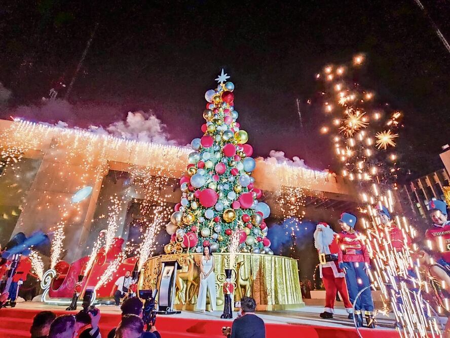 El árbol de Navidad se ubica en la explanada de la alcaldía Cuauhtémoc, además se instalaron un carrusel para el disfrute de los niños y un trineo gigante de Santa Claus. Foto: Jorge Medellín/El Universal