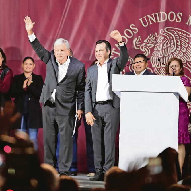 El presidente Andrés Manuel López Obrador, y el gobernador de Veracruz, Cuitláhuac García, en un evento en el centro de Xalapa. Foto: LUIS CORTÉS. EL UNIVERSAL