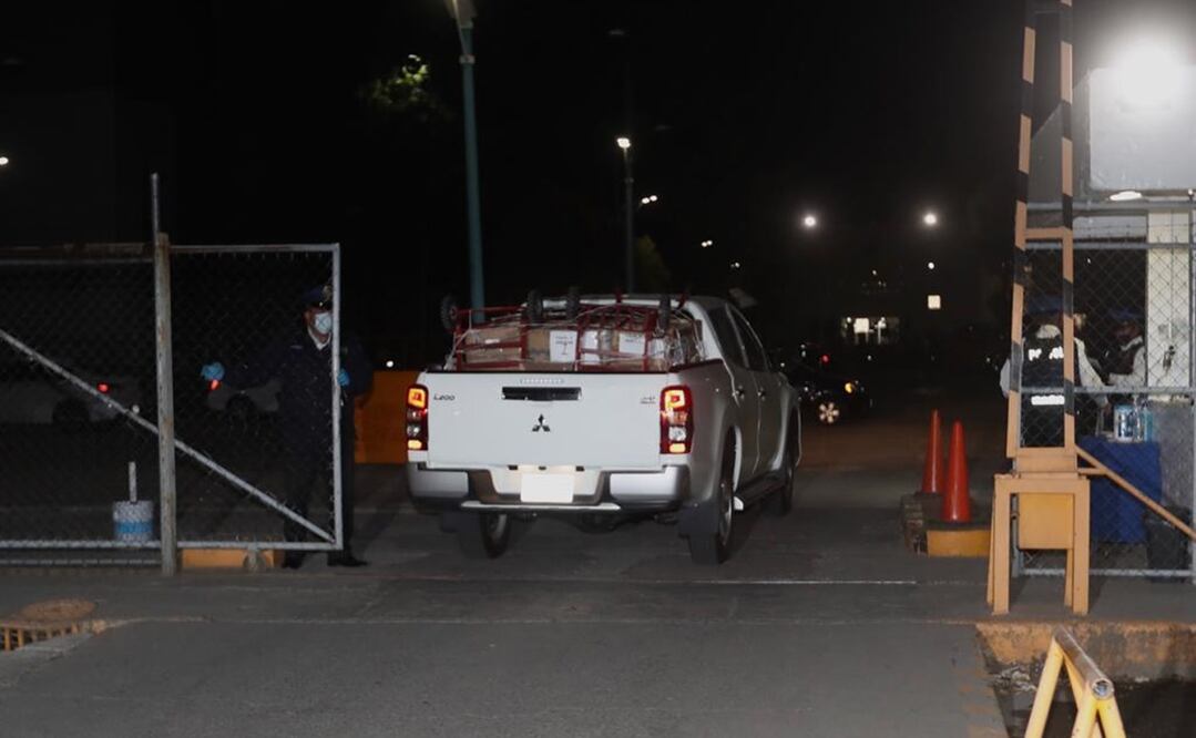 Una camioneta pick up ingresó al penal con los posibles expedientes para la defensa de Ancira. Foto: Valente Rosas/EL UNIVERSAL