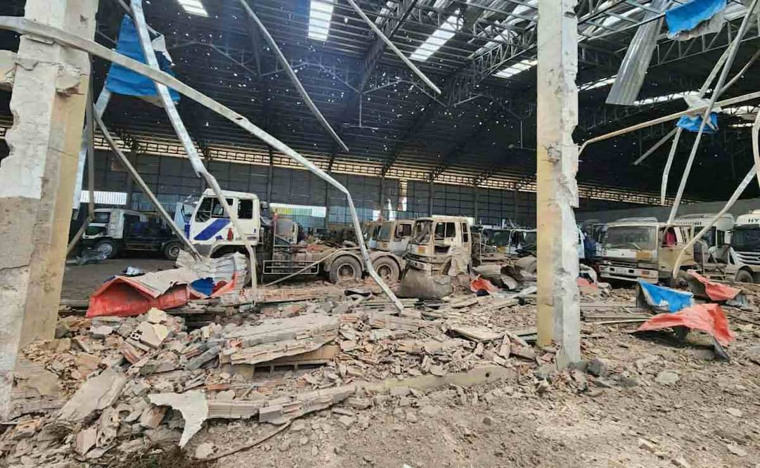 En esta foto publicada por Agence Kampuchea Press (AKP), se ve un edificio de distracción después de un bombardeo tailandés en la ciudad de Poipet, provincia de Banteay Meanchey, Camboya, el jueves 18 de diciembre de 2025. Foto: AP