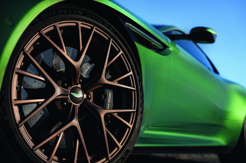 Es el sucesor natural del DB11, con un motor V8 twin turbo.