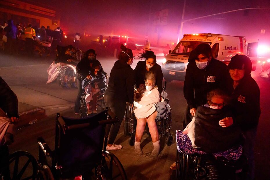 Ancianos son evacuados rápidamente en vehículos de emergencia mientras las brasas y las llamas se acercan durante el incendio de Eaton en Pasadena, California. FOTO: JOSH EDELSON. AFP