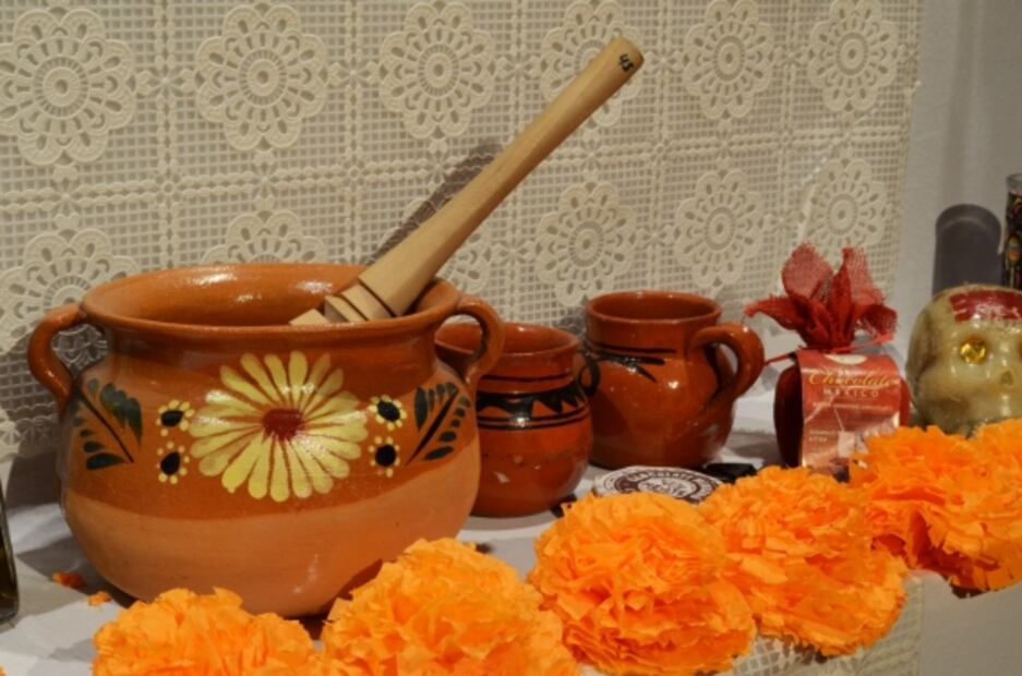 El pulque se pinta de naranja con cempasúchil 