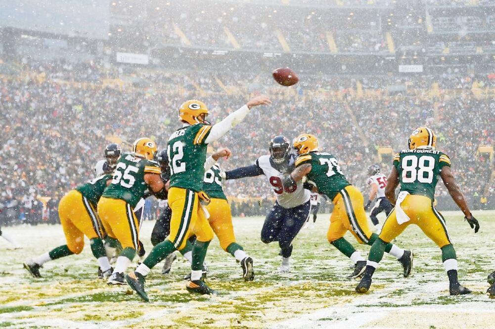 El QB de Green Bay, Aaron Rodgers, consiguió tres pases de anotación (MIKE ROEMER. AP)