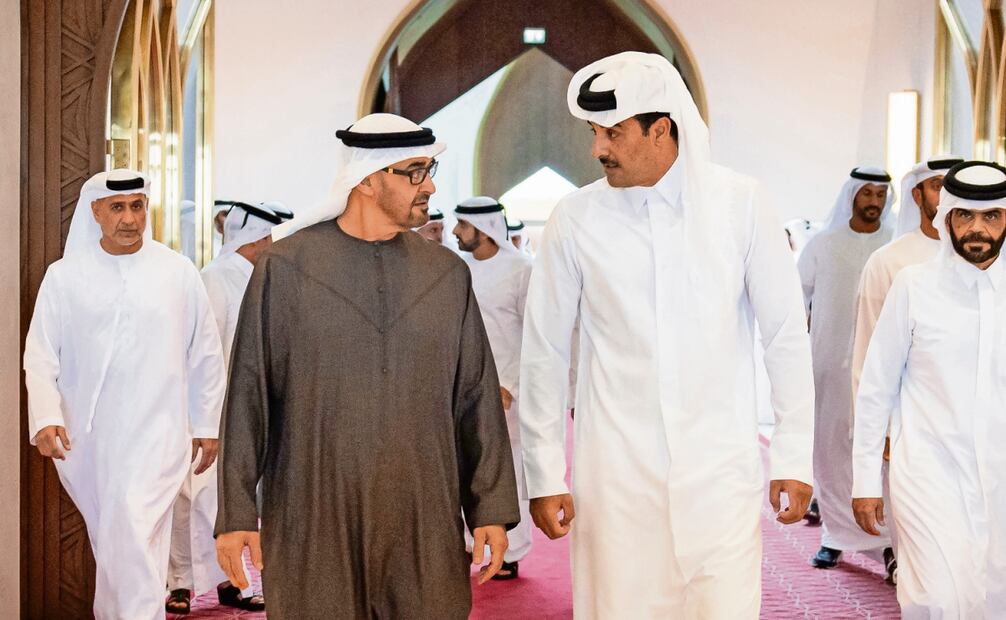 El presidente emiratí, el jeque Mohamed bin Zayed Al Nahyan (izq.), recibido en Doha por el emir de Qatar, el jeque Tamim bin Hamad Al Thani, el 25 de junio pasado. Foto: Ryan Carter / AFP