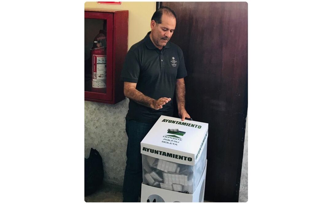 El gobernador se presentó alrededor de las 4:40 de la tarde a votar en la casilla ubicada en calle Fundición. Foto: Especial