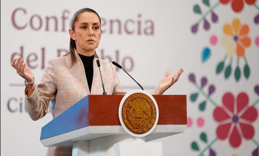 La presidenta Claudia Sheinbaum pidió esperar a ver qué dice el Tribunal Electoral, luego de que el Consejo General del INE impuso multas por 6.3 millones de pesos por la aparición en acordeones físicos y digitales de 177 candidaturas ganadoras en la elección judicial, a nivel federal y local, incluyendo la totalidad de la Suprema Corte de Justicia de la Nación. Foto: Diego Simón Sánchez/EL UNIVERSAL
