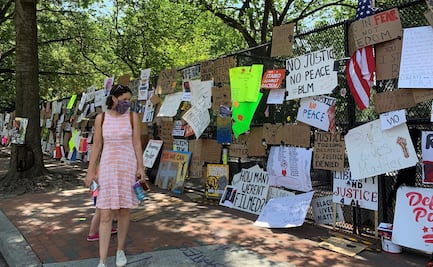 Museos de EU preservarán carteles del "muro" de la Casa Blanca