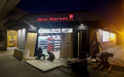 Habitantes compran víveres para 7 días ante llegada del huracán “Delta” a Quintana Roo