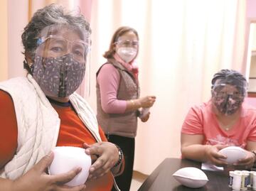 Con hilo y aguja, mujeres se reconstruyen tras cáncer de mama