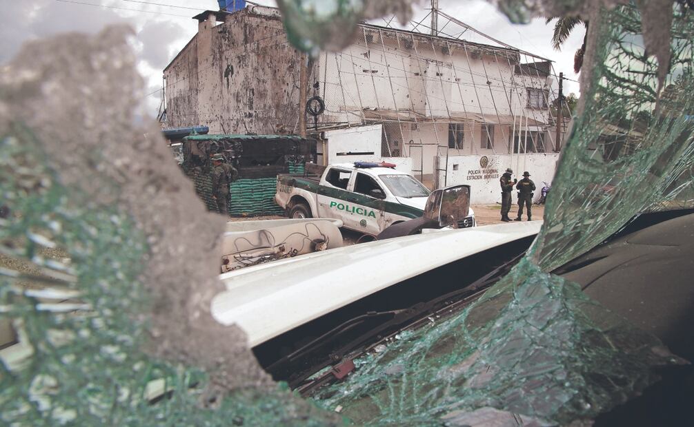 Una exhibición de poder de las disidencias de las FARC 
Un hostigamiento, con explosivos y ráfagas de fusil que duró más de dos horas, contra la estación de Policía de Morales, Cauca, dejó cuatro personas muertas, dos de ellos eran uniformados y dos más eran civiles que estaban detenidos en la estación. También causó daños en decenas de viviendas, locales comerciales y vehículos, así como la destrucción del Banco Agrario de Colombia, de donde extrajeron una gran suma de dinero. Según las autoridades, los responsables de este acto son las disidencias de las Farc, quienes siguen mostrando su poderío militar. Foto: de JUAN PABLO RUEDA BUSTAMANTE. El Tiempo