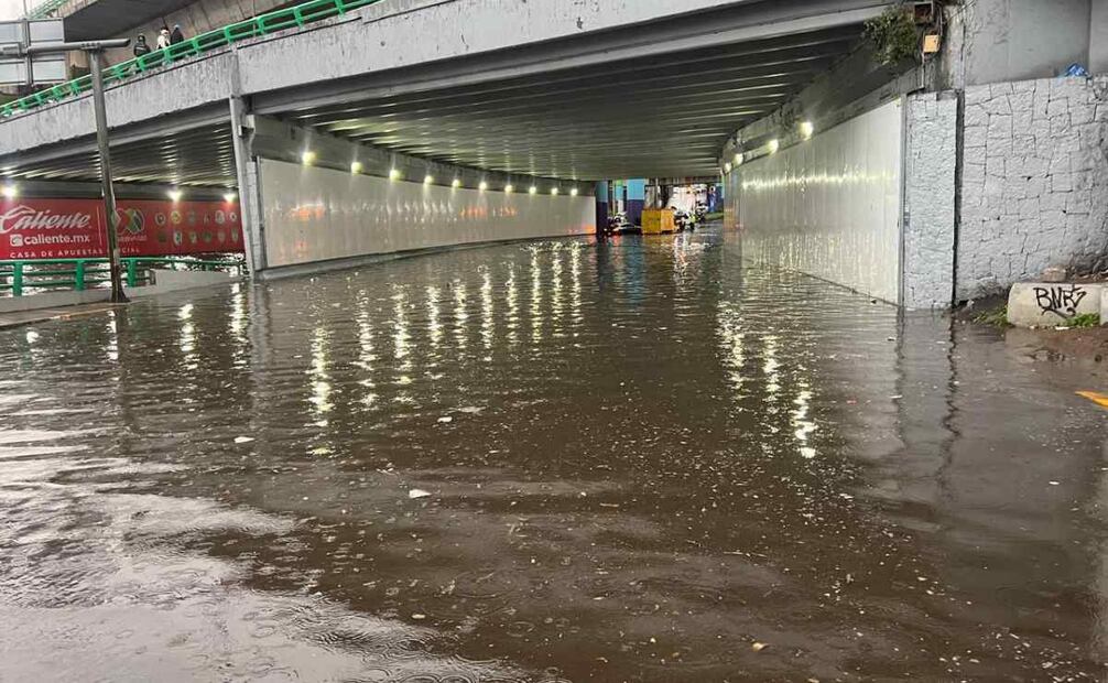 En el lugar de los hechos se presentó una escuadrilla del Sistema de Aguas de la Ciudad de México quienes liberaron el drenaje. Foto: Especial