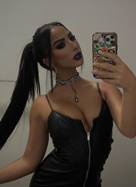 María Chacón impacta con sexy vestido gótico