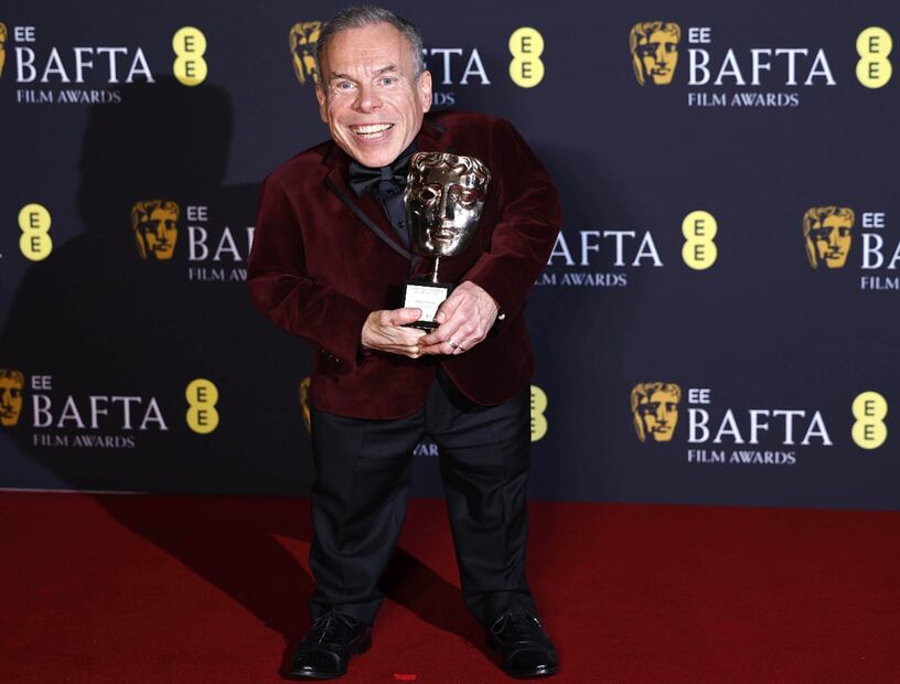 El actor británico Warwick Davis posa en la sala de prensa después de ganar el premio BAFTA. Foto: EFE/EPA/TOLGA AKMEN.