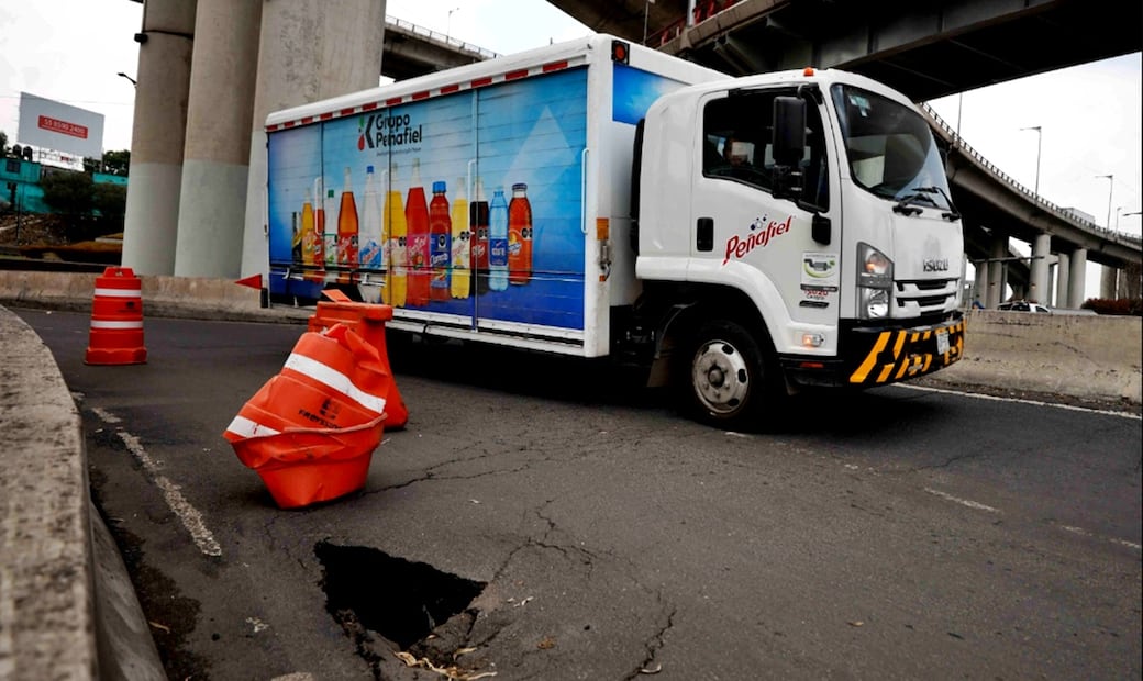 Se forma grieta en Puente de la Concordia por donde el paso de vehículos pesados es constante, en alcaldía Iztapalapa, Ciudad de México, el martes 30 de septiembre de 2025. Foto: Diego Simón Sánchez/EL UNIVERSAL