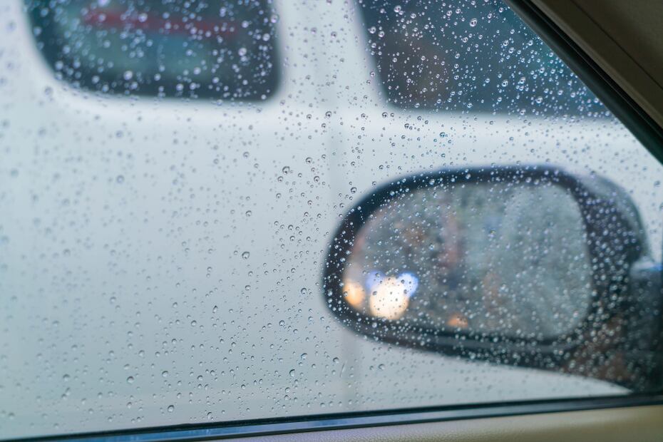 La filtración del agua de lluvia es una causa común de humedad en el auto. Foto: Freepik