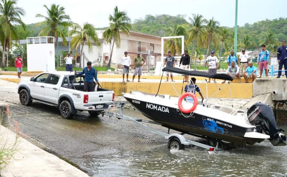 Evacúan embarcaciones en Huatulco, Oaxaca por arribo de tormenta tropical "Erick" (17/06/2025). Foto: Especial