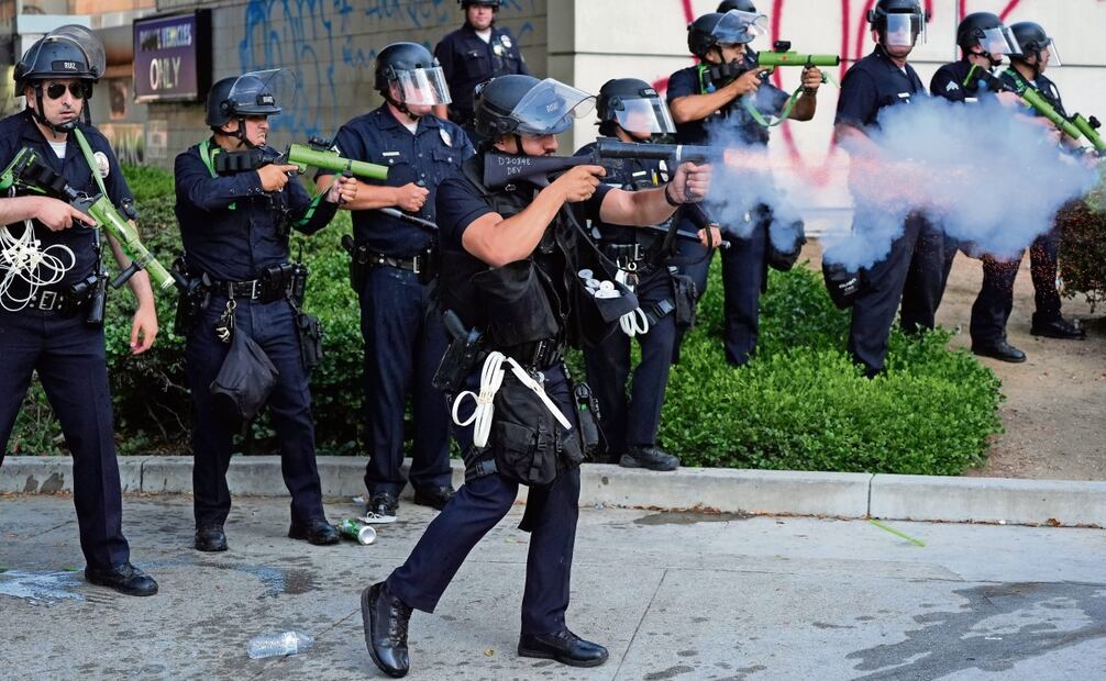Personal del Departamento de Policía de Los Ángeles disparó municiones no letales contra manifestantes en el centro. Foto: Jae Hong / AP