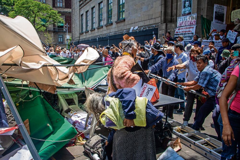 Un grupo de personas llegó al campamento de Morena en la Suprema Corte y, entre gritos y empujones, lo desmontó.