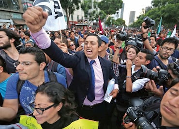 Marchan ciudadanos para exigir renuncia