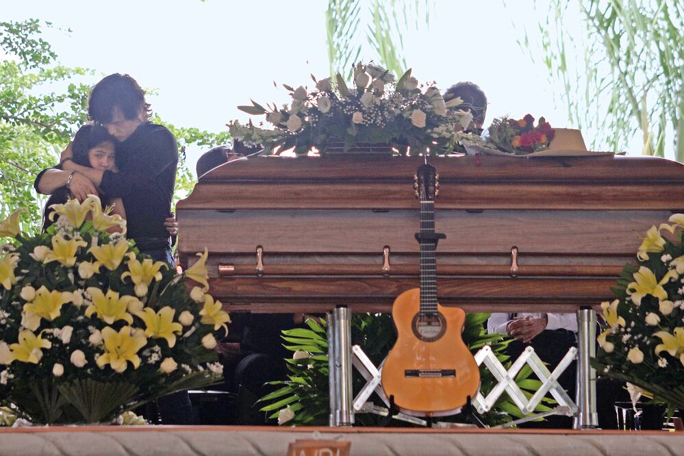 Julián, hijo de Maribel Guardia, despidió a su papá Joan Sebastian, en el funeral realizado en el rancho del cantante en Teacalco (TONY RIVERA)