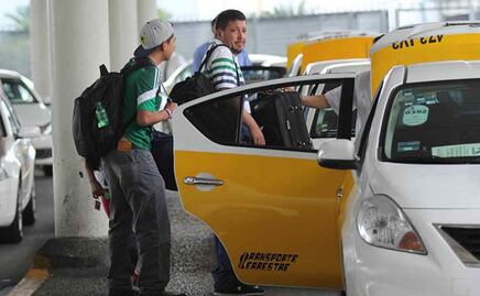 Dan de baja a taxista del AICM por robar 400 dólares a turista peruano  