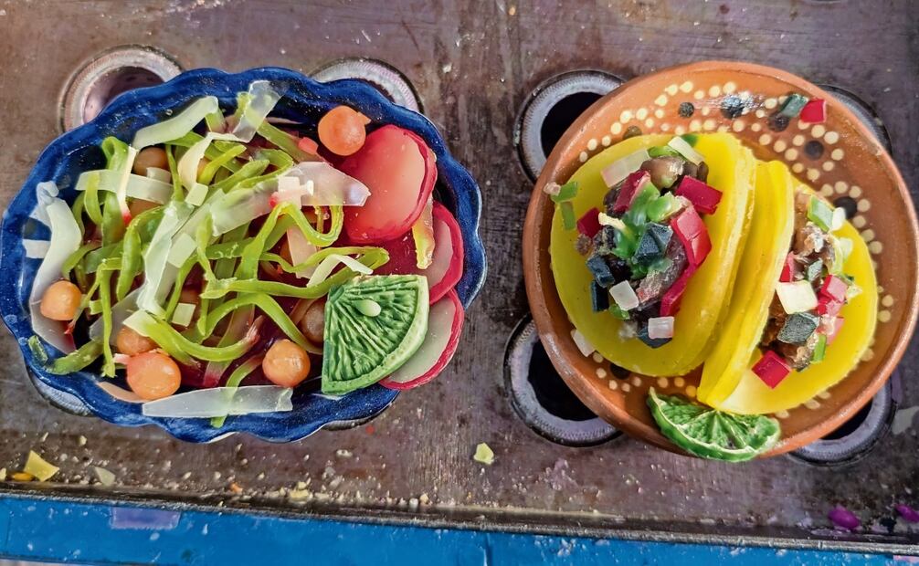 Los diseños de Nayeli simulan diminutos alimentos típicos de la cultura
mexicana que, además, tienen olores a café, mermelada, tacos y chocolate. Foto: Mildred Ramos / EL UNIVERSAL