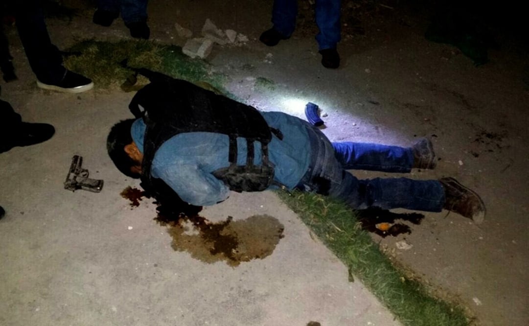 En la imagen, con chaleco antibalas y el arma a un lado, el hombre que en el video se ve disparando en contra de los militares y que mató al menos a uno. (ESPECIAL)