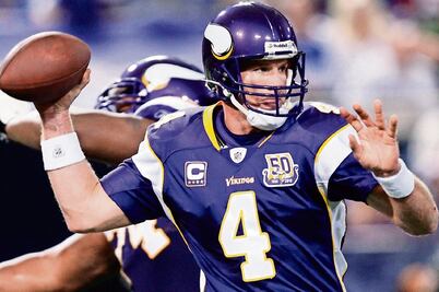 Favre jugó, aun conmocionado 