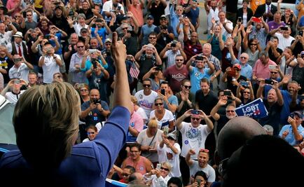 Hillary Clinton pide votos a la comunidad LGBT
