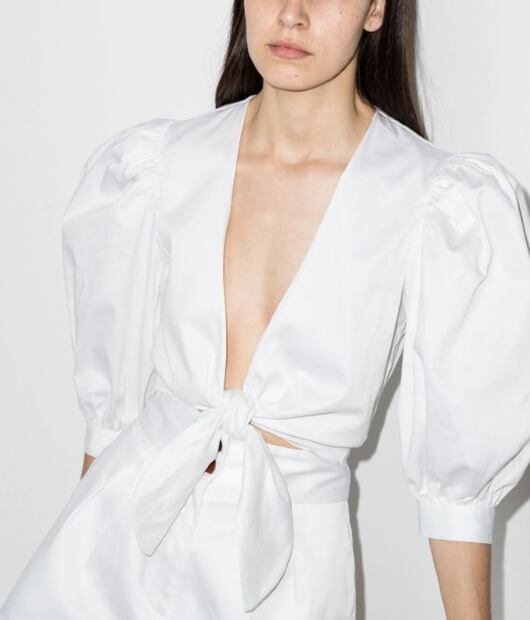 Las blusas que no pueden faltar en tu clóset esta temporada
